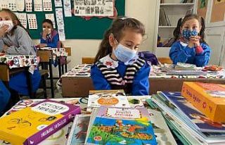 Bakan Kasapoğlu’ndan ilkokul öğrencilerine kitap