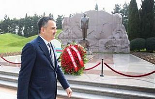 Bakan Pakdemirli, Bakü’de şehitlikleri ziyaret...