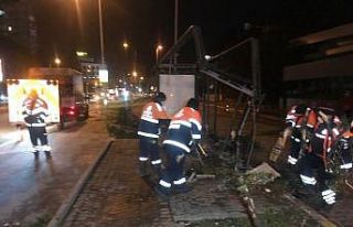 Bakırköy’de otomobil otobüs durağına daldı:...