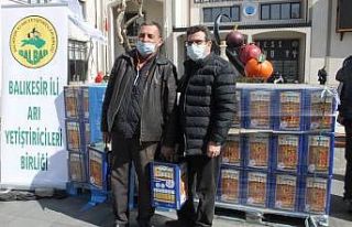 Balıkesir’de arıcılara 6045 teneke arı yemi...