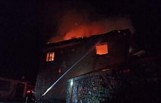 Balıkesir’de köy evi alevlere teslim oldu