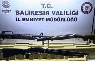 Balıkesir’de polis 2 aranan şahsı yakaladı