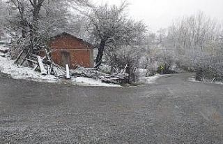 Balıkesir’in yüksek kesimlerine kar yağdı