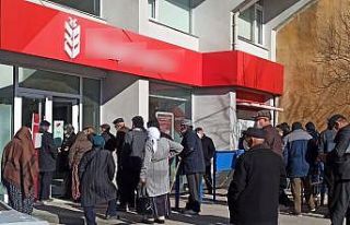 Banka önlerinde sosyal mesafenin unutulduğu kuyruklar...