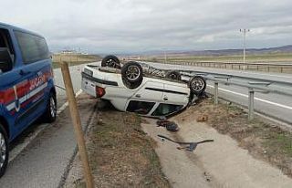 Bariyerlere çarpan otomobil refüje devrildi: 1 Yaralı