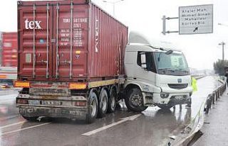 Bariyerlere çarpan tırın sürücüsü burnu bile...