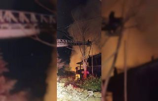 Bartın’da çıkan yangında ev ve ahır alevlere...