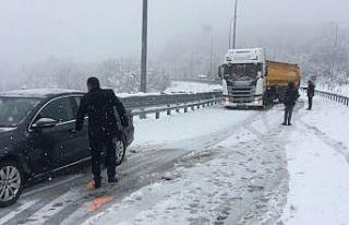 Bartın’da kar yağışının ardından araçlar...