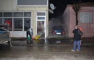 Basınca dayanamayan boru patladı, fışkıran su...