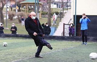 Başkan Altınok’tan minik futbolculara penaltı...