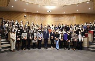 Başkan Arda’dan kadın çalışanlara kitap armağanı