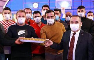 Başkan Böcek’ten güreşçilere baklava ikramı