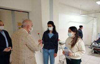Başkan Bozkurt’tan sağlık çalışanlarına karanfil