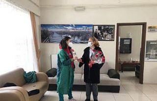 Başkan Büyükkılıç’tan kadınlara karanfil