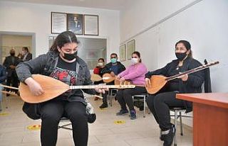 Başkan Çetin kursiyerlerle türkü söyledi