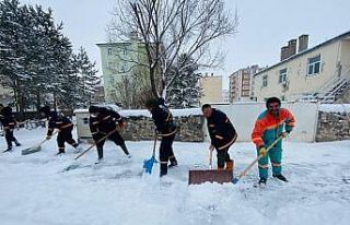 Başkan Demir, karla mücadele ekiplerinin yoğun...