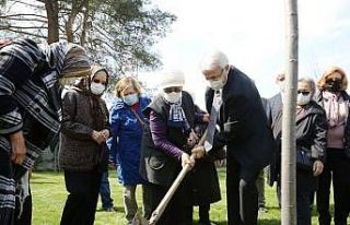 Başkan Erdem, huzurevi sakinleriyle fidan dikti