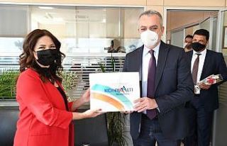 Başkan Esen’den kadın personellere çiçek