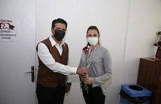 Başkan Genç’ten kadın personellere karanfil
