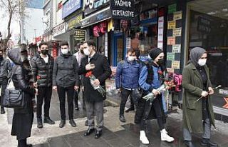Başkan Geylani, Kadınlar Günü’nde karanfil dağıttı
