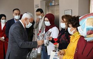 Başkan Güder, kadınlara karanfil dağıttı