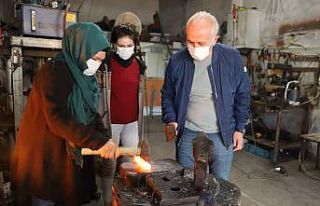 Başkan Gültak, ödüllü demirci ustası kadını...