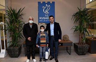 Başkan Günel,Minik Efe’ye verdiği karne hediyesi...