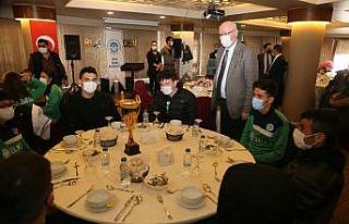 Başkan Kurt şampiyon atletlerle buluştu