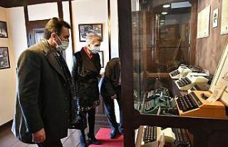 Başkan Mustafa Dündar, tarihi Odunpazarı bölgesinden...