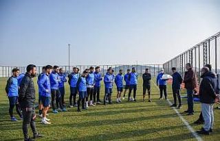 Başkan Özkan’dan küheylânlara baklava jesti