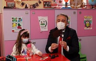 Başkan Savran’dan çocuklara boyama kitabı sürprizi