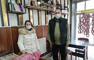 Başkan Tekin’den aylar sonra siftah yapan esnafı...