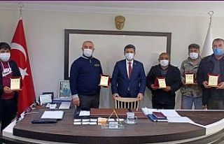 Başkan Yılmaz’dan hayvan severlere plaket