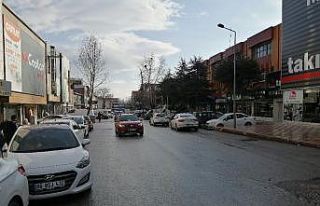 Başkent’te vinç park halindeki iki otomobili biçti