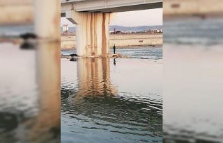 Batman’da çayda mahsur kalan vatandaş halat yardımıyla...