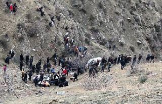 Batman’da öğrenci servisi uçuruma yuvarlandı:...