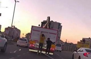 Batman’da patenli gençlerin kamyon arkasında tehlikeli...
