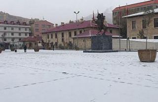 Bayburt ve Erzincan’ın yüksek kesimlerinde kar...