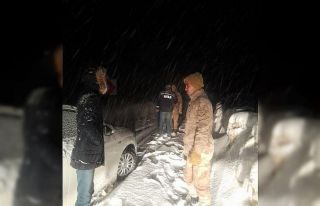 Bayburt’ta karda mahsur kalan 3 kişi AFAD ve jandarma...