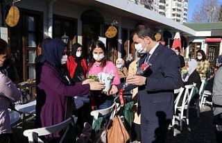 Baydilli kadınlarla bir araya gelerek çiçek dağıttı
