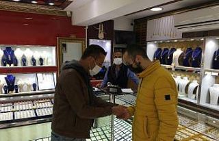Bayrağımızın simgesi yerden kaldırmak için aldığı...