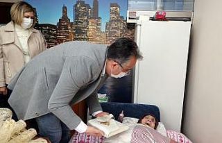 Belediye Başkanı Savran 101 yaşındaki Taibe nineyi...