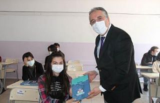 Belediye Başkanı Savran, mezun olduğu okulda öğrencilere...