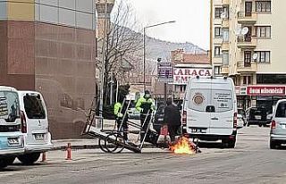 Benzin döküp ekmek teknesini böyle yaktı