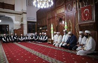 Berat Kandili’nde eller semaya açıldı