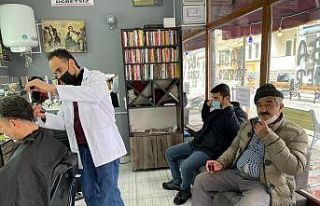 Berat Kandilinde gelen herkesi ücretsiz tıraş etti