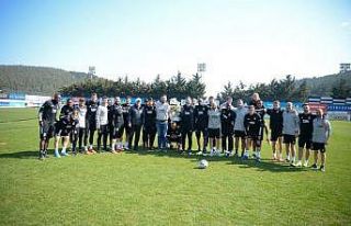Beşiktaşlı futbolculardan sağlık ekibine çiçek