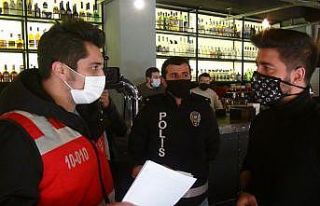 Beşiktaş’taki denetimlerde mesafeye uymayan masalar...