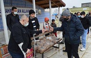 Besni’de Muhsin Yazıcıoğlu anısına tatlı dağıtıldı