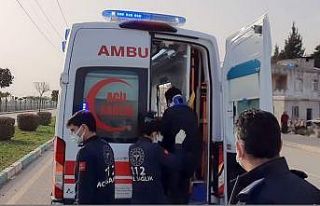 Beton mikserinin çarptığı otomobil refüje çıktı